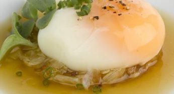 Huevo cocinado a baja temperatura sobre berza