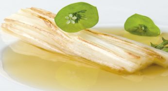 Espárragos blancos dorados en un jugo de ibéricos
