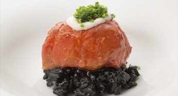 Tomatitos relleno de txipirones, sobre risotto de sepia y crema de idiazabal