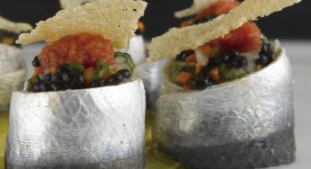 Sardinas rellenas de huevas de arenque y verduras con pan y tomate