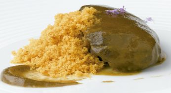 Carrillera de cerdo guisada con manteca colorá, pasas y migas crujientes