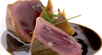 Atun teriyaki con cebolletas y aceite de aceitunas negras secas
