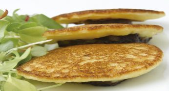 Blinis de patata, butifarra negra y cebolla