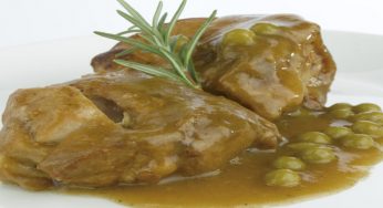 Cordero en salsa con guisantes