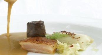 Crema de caparrones con raviolis fluidos de berza y delgadillas de haro