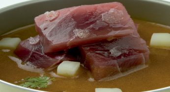 Sashimi de atún sobre jugo frio de marmitako a la sidra