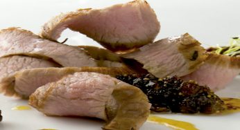 Secreto de cerdo iberico con chutney de peras y vinagreta dulce de mostaza y sesamo.
