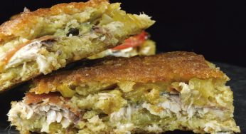 Empanada de maíz con bacalao y pasas
