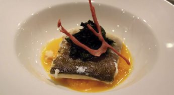 Bacalao confitado con puré de calabaza anisado, ensalada de algas y crujiente de remolacha