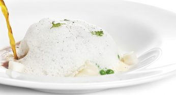 Calamarcitos con su fondo, coliflor en royal y pure guisantes tiernos y jugo espumoso de pimienta negra