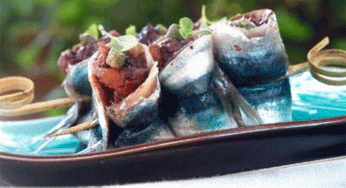 Rollitos de sardina con tomate fresco y aceitunas