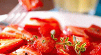 Ensalada de tomate con fresas y tomillo