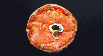 Pizza de salmón ahumado y huevas de cangrejo