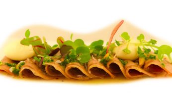 Lengua de ternera en escabeche con mousse de foie gras y brotes