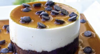 Tarta de queso y chocolate con salsa negra