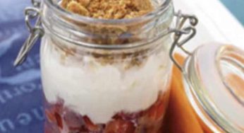 Tarrito con crema queso, frutas y crumble de galletas