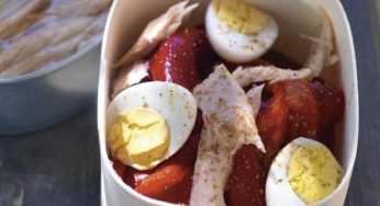 Ensalada de pimientos rojos, atún y huevo duro