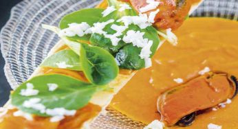 Salmorejo cordobés con coca de mejillones en escabeches
