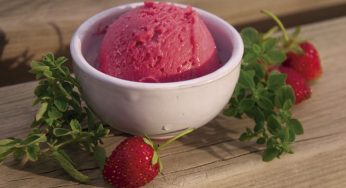 Helado de fresas con Pedro Ximénez y tomillo fresco