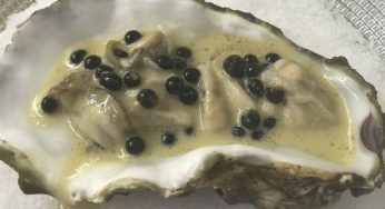 Tartar de ostra, caviar de ternera y jugo de frutos secos