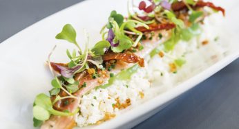 Anguila ahumada con ricotta, tomates secos, brotes tiernos y quinoa crispy