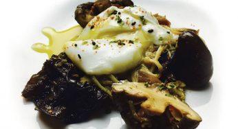 Parrillada de setas con rosa de huevo escalfado