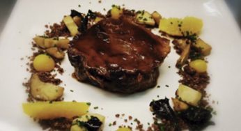 Fricandó de ternera al vermut negro, tierra de aceitunas negras, setas y naranja