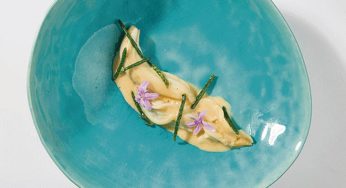 Espardeñas con sopa de ajo y salicornia
