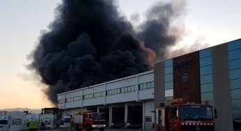 Un incendio arrasa la nave de procesamiento de la atunera Balfegó