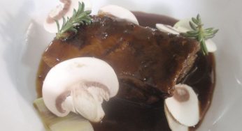Carrillera de ternera estofada con vino tinto y champiñones