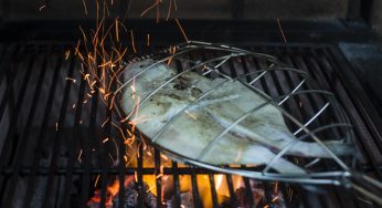 Así se asa el pescado a la brasa en Güeyu Mar
