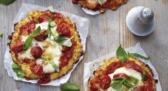 Minipizzas de coliflor y queso con tomate sin gluten
