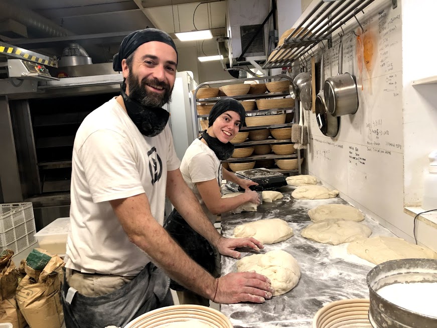 Panaderos trabajando en el obrador San Francisco