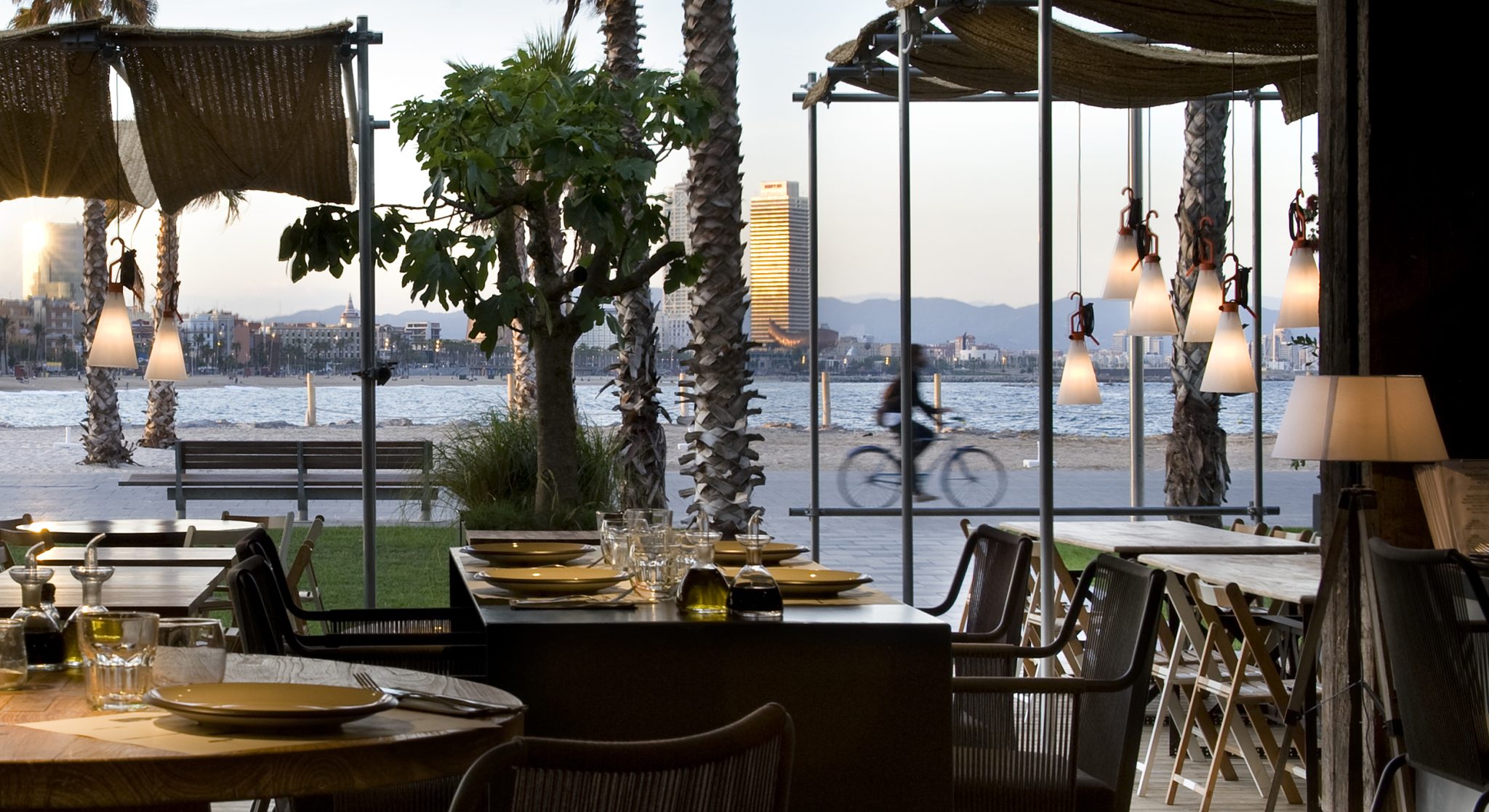 Terraza del restaurante Pez Vela en Barcelona