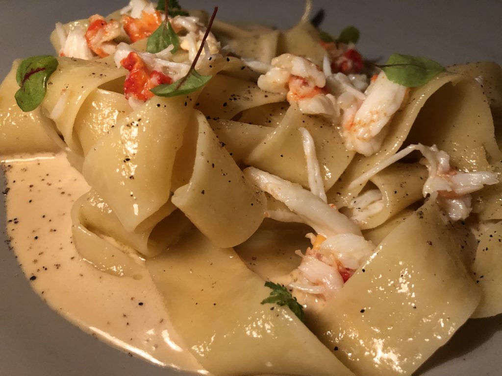 Pappardelle con cangrejo real en Dani Brasserie