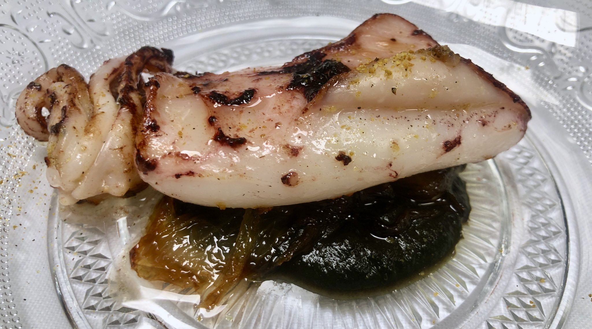 La gamba roja se prepara a la sal  y se sirve con su costra dando pie a que el  servicio de sala intervenga una vez más. No sé si es el mejor método de cocción para la gamba, pero no sale perjudicada y el plato es muy vistoso. 