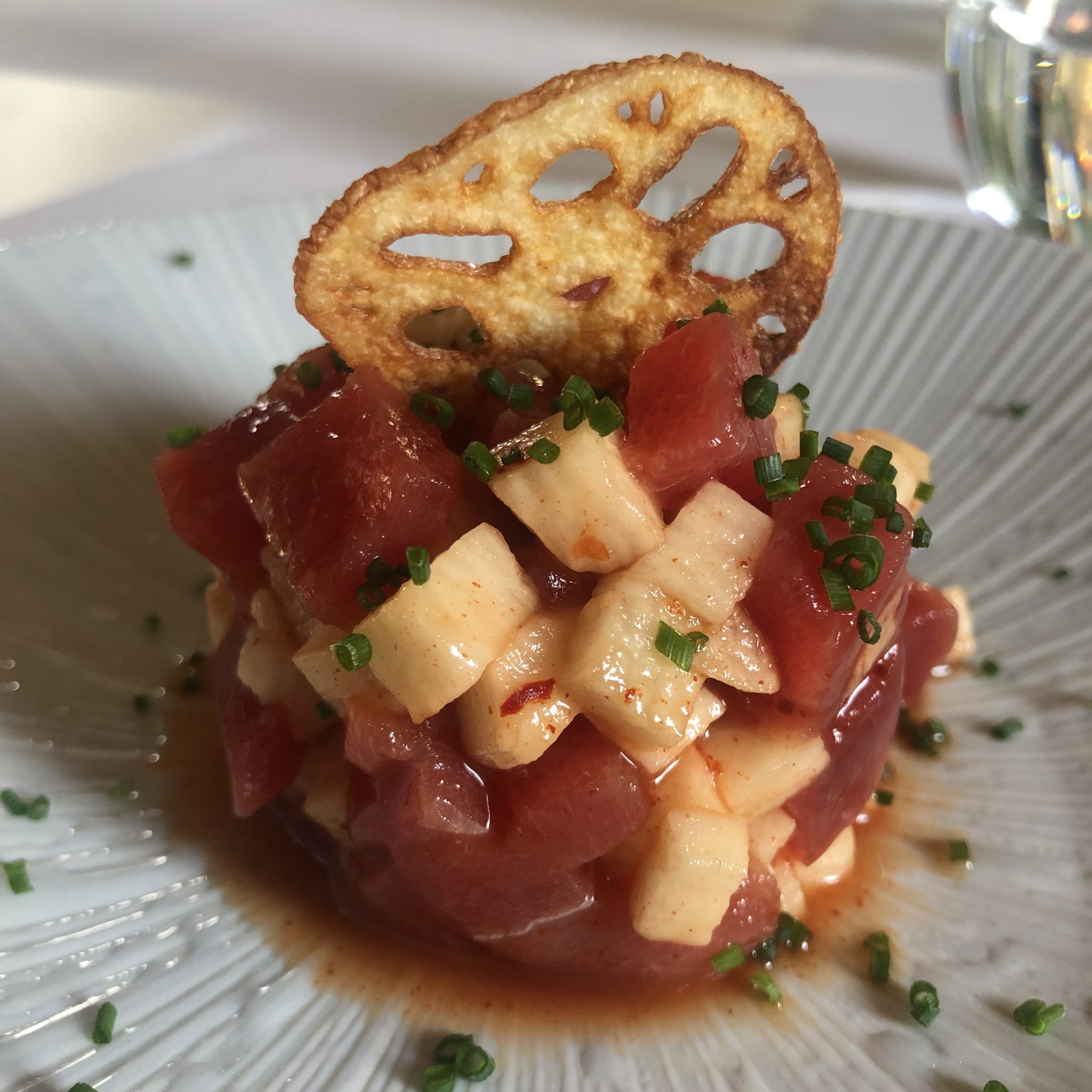 Tartar  kawari de atún y yamatoimo con salsa kimuchi 