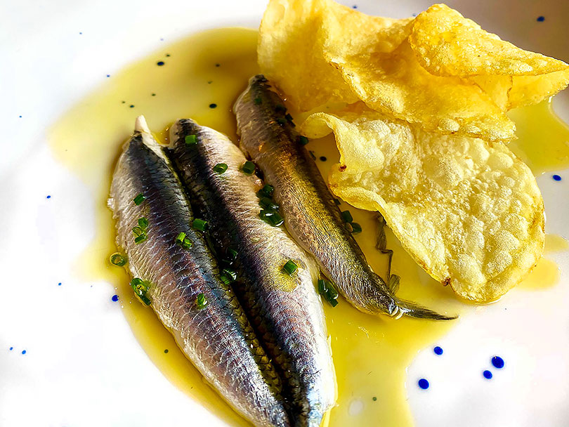 Restaurante Essentia (Tarancón) - Boquerones en vinagre con patatas chips, un clásico del aperitivo