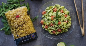 Ensalada de pasta con pesto de rúcula