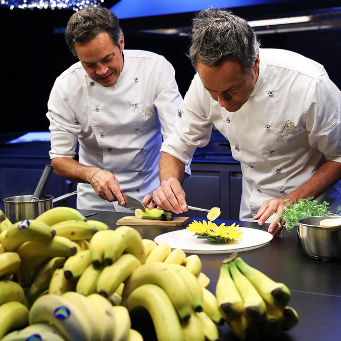 Hermanos Torres cocinando con plátano de canarias