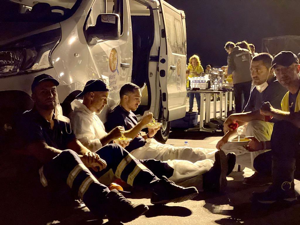 Bomberos comiendo