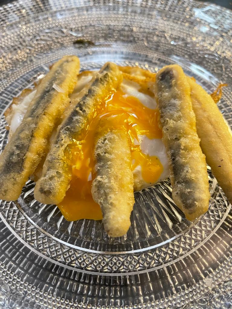 Huevos fritos con boquerones