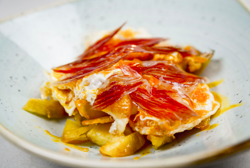 Huevos rotos con jamón