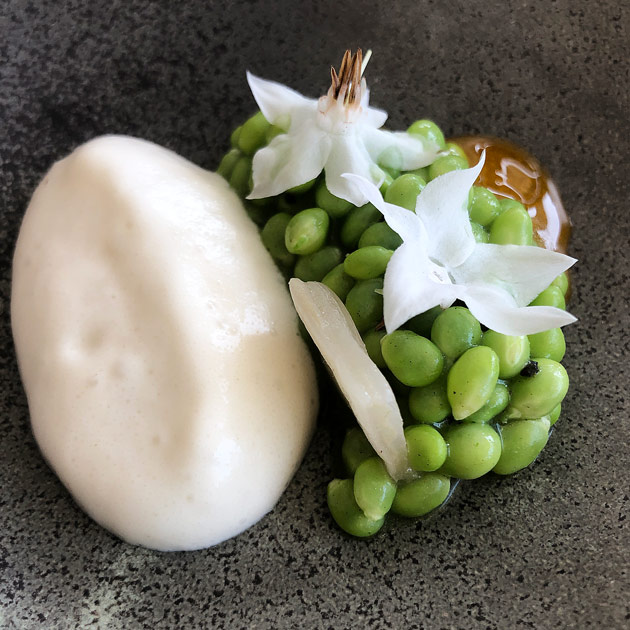 Guisantes lágrima con emulsión. Restaurante Culler de Pau. Pontevedra