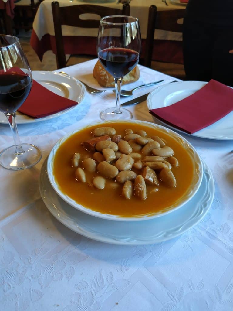 Plato de judiones en Casa Ochoa, en Cercecilla