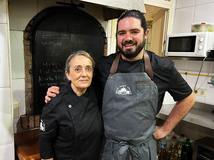 Pedro Aguilera con su madre, Antonia Jiménez en la cocina del Mesón Sabor Andaluz