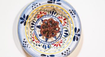 Rabo con mole y flor manchega