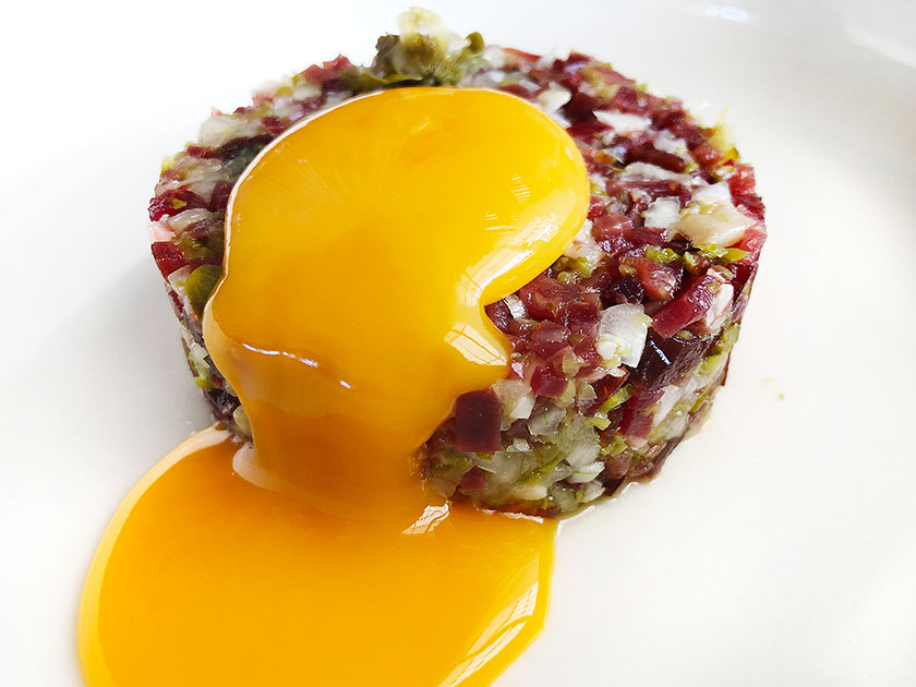 Finca Alfoliz (Huelva) Tartar de jarrete de ibérico con yema de huevo