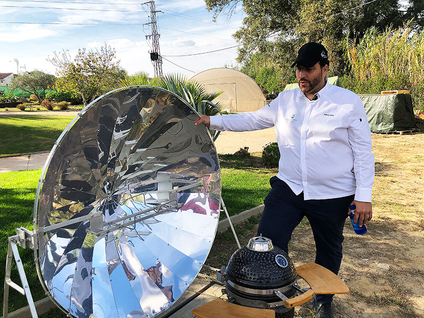 Xanty Elías delante de uno de un prototipo para cocinar con energía solar