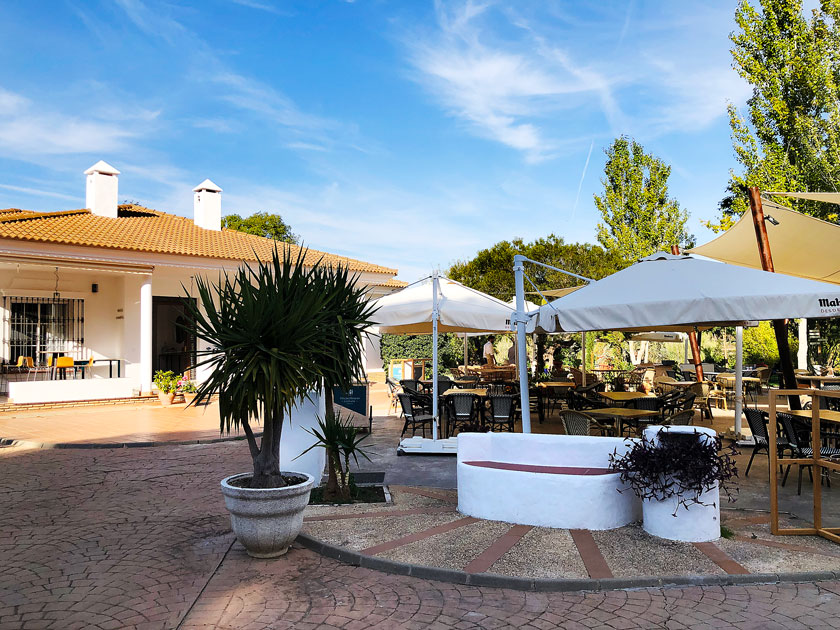 Vista de la casa Finca Alfoliz (Huelva) y parte de la terraza